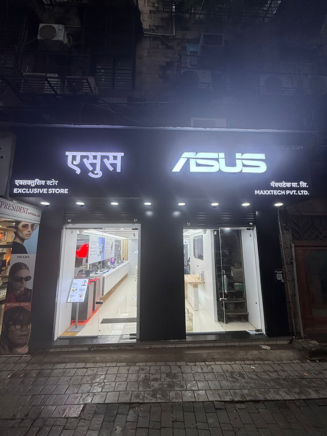 Customer shopping laptops